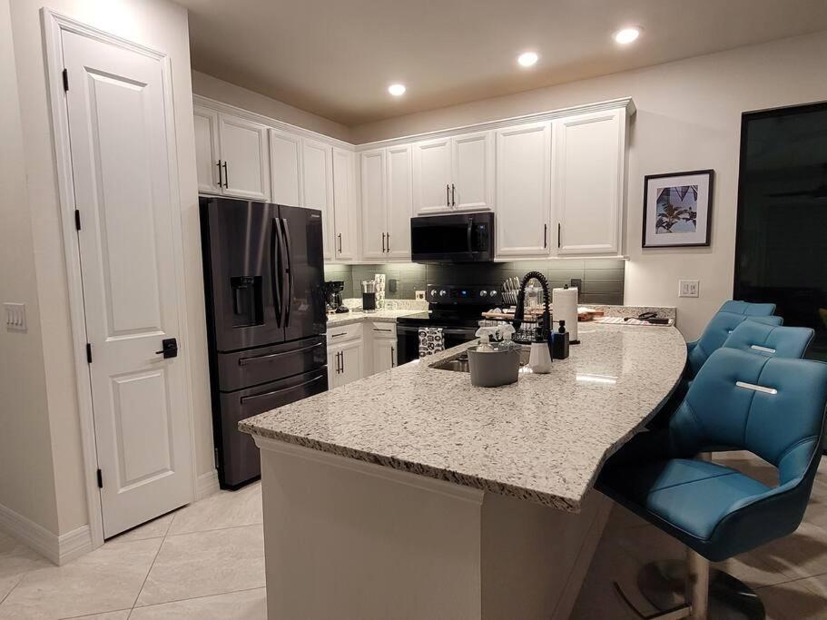 Blue Door Retreat - Luxury Pool Home - Sleeps 8 ケープコーラル エクステリア 写真