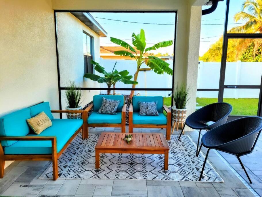 Blue Door Retreat - Luxury Pool Home - Sleeps 8 ケープコーラル エクステリア 写真